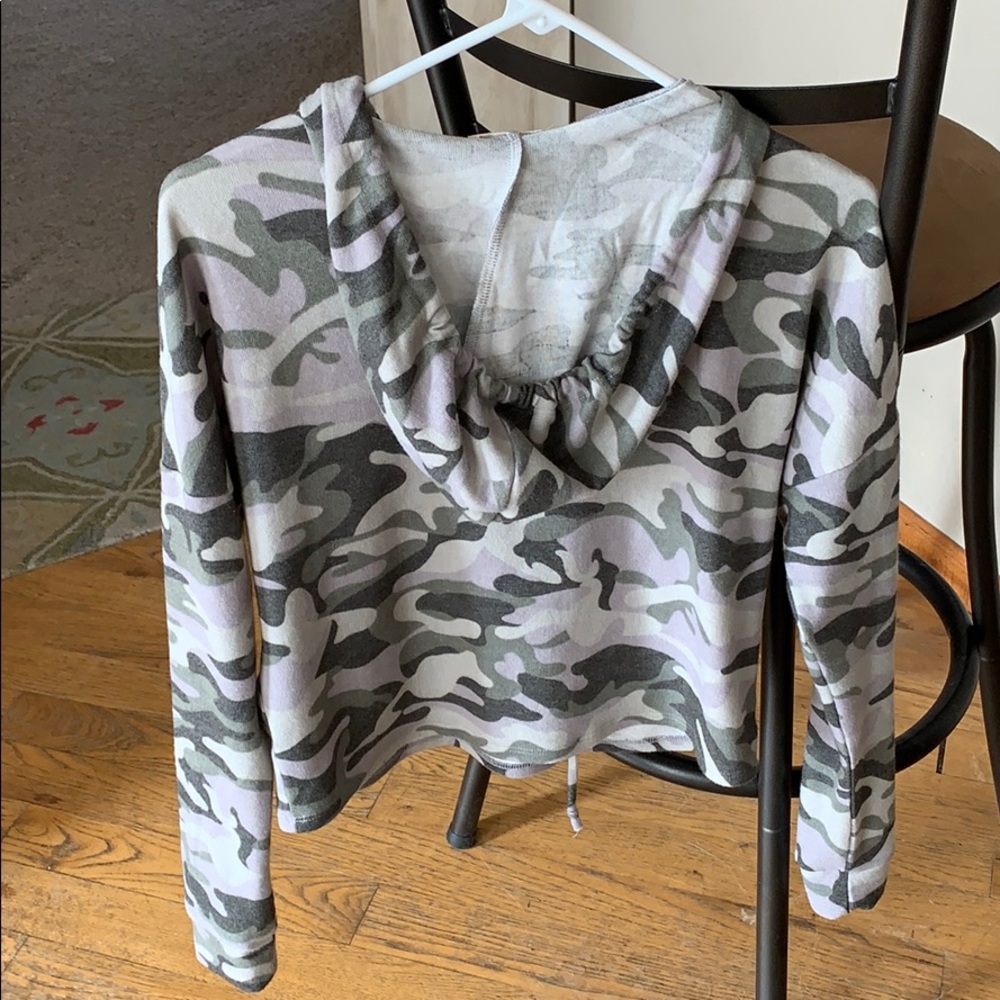 Camo long sleeve (with hood) crop top - Picture 2 of 2